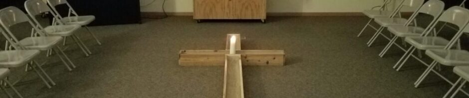 Room with chairs and cross-shaped centerpiece.